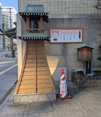 桜天神社の入り口にある鐘楼の模型
