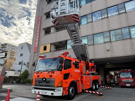 2先端屈折式はしご車のはしごを伸ばした写真（正面からの写真）