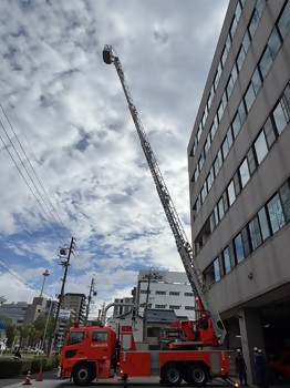 5先端屈折式はしご車のはしごを高く伸ばした写真（左からの写真）