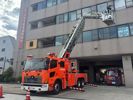 3先端屈折式はしご車のはしご先端を屈折した写真（正面からの写真）