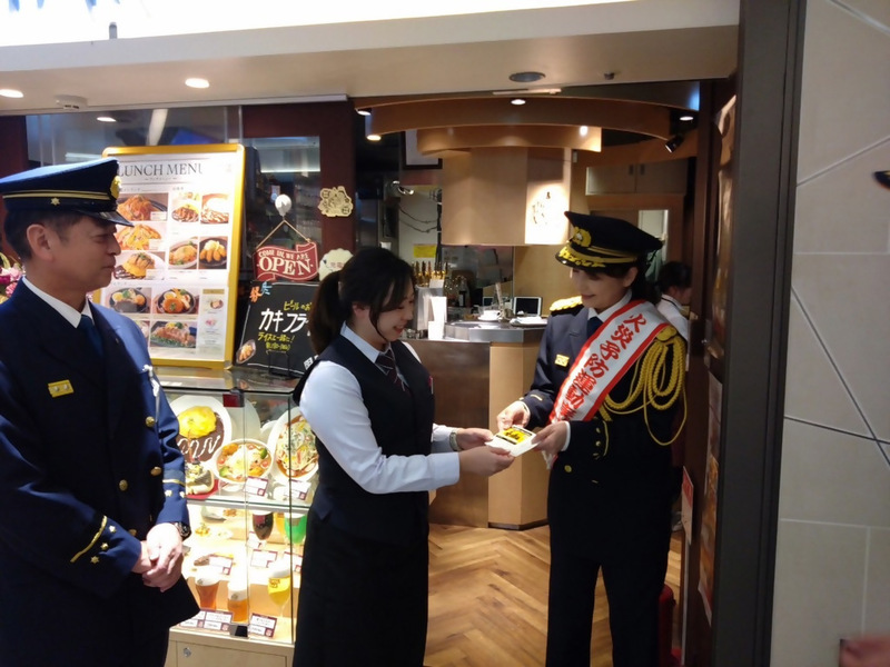 こんろ火災予防啓発ステッカー配布の様子です