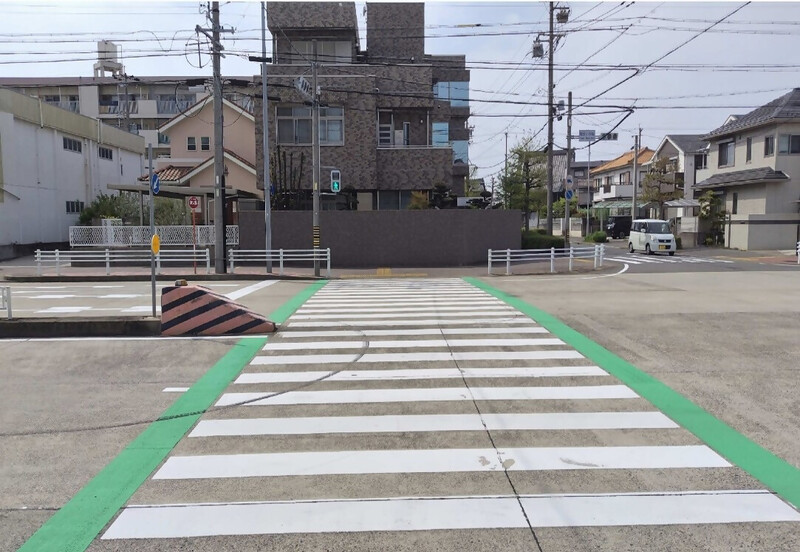 ［写真］横断歩道の両側をカラー化