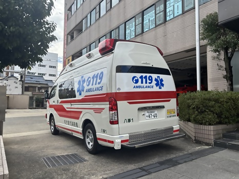 3救急車を斜め後ろから見た写真