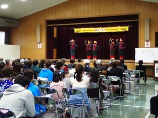 体育室での活動発表会の様子