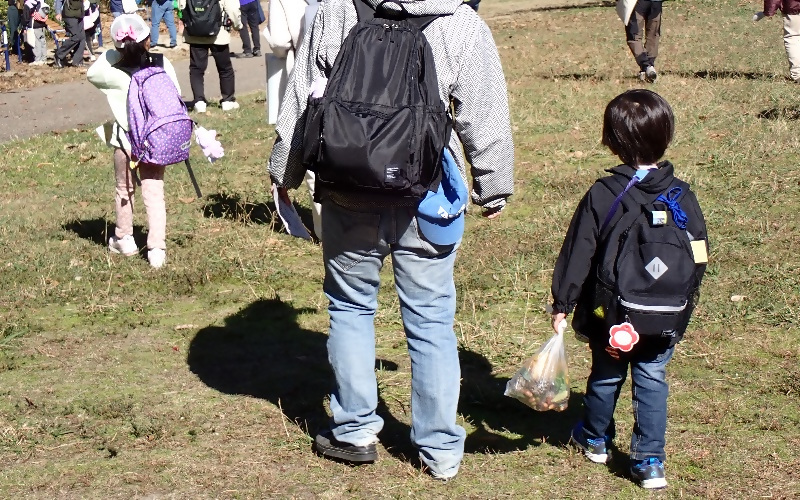 写真:どんぐりを集める子