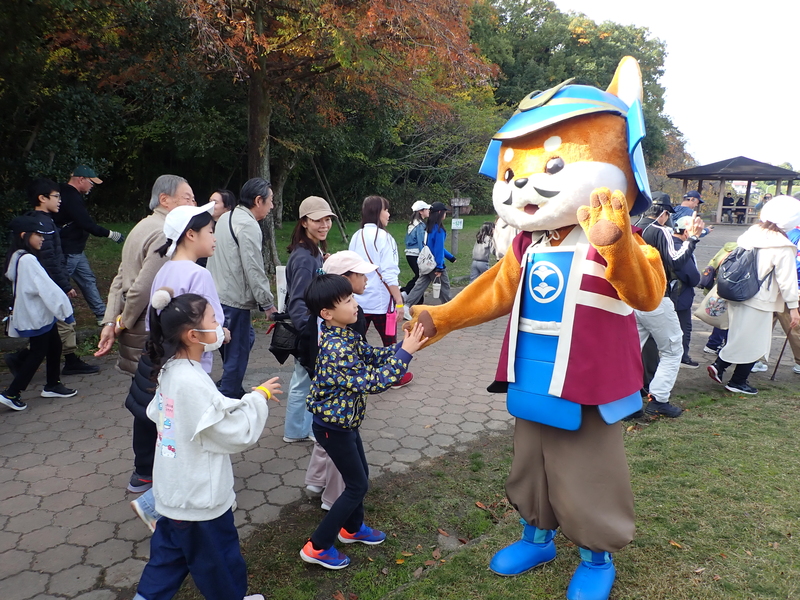 スタート付近でお見送りをするめいとう勝家くんの写真