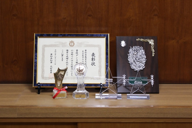 写真:賞状とたくさんのトロフィー