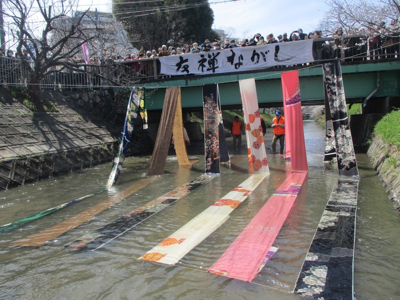 名古屋型友禅の糊落とし
