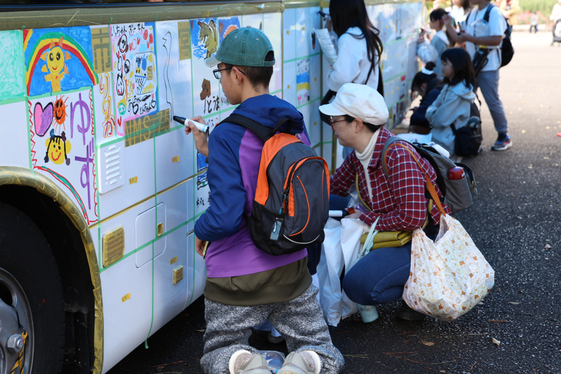 写真：お絵かきバスの様子