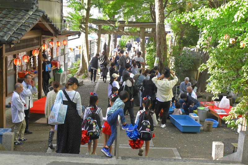 池下秋祭り参道のにぎわい
