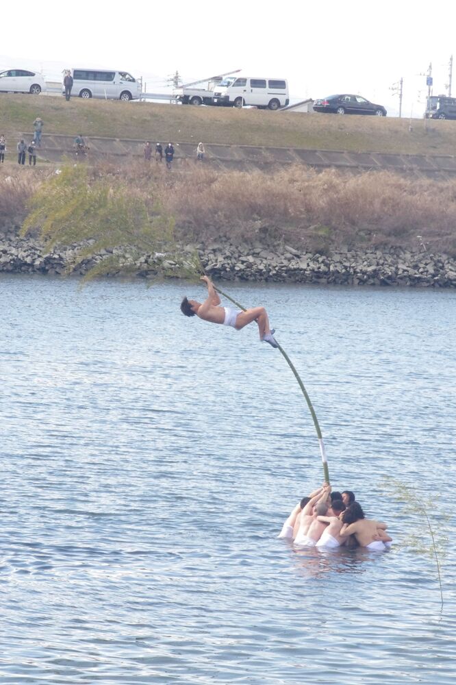 川の中で竹に上る様子