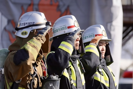 連携訓練（三人が敬礼をしている様子）