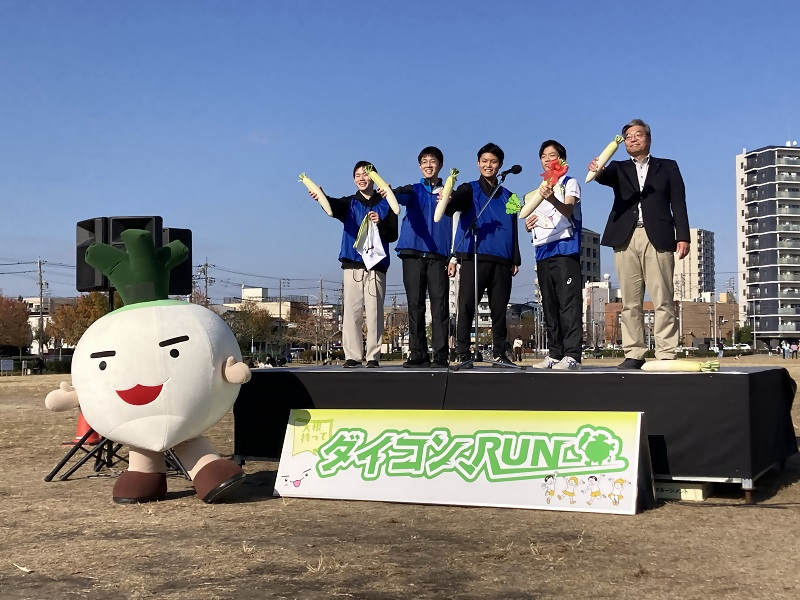 大根を前に掲げる写真です。