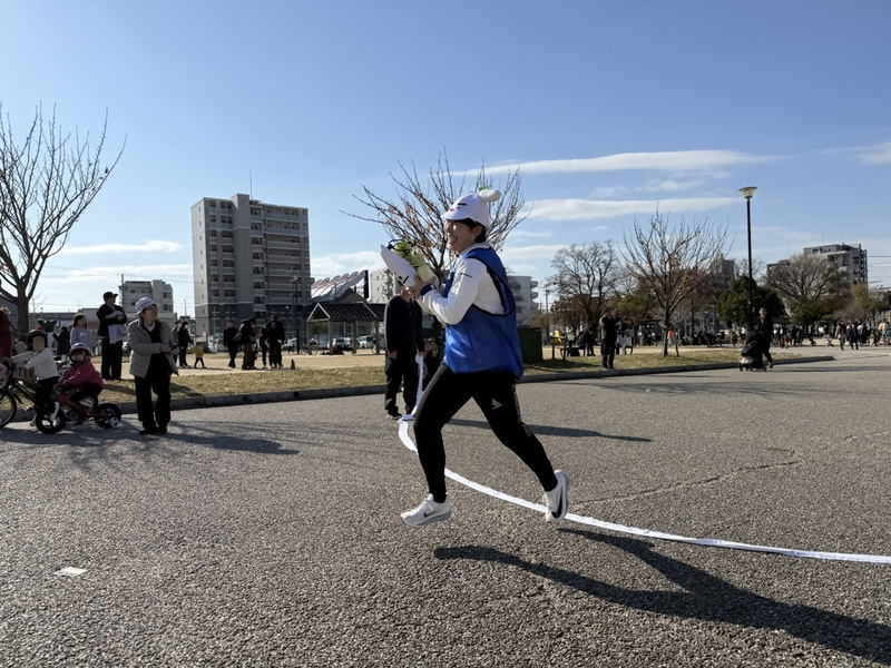 大根をもって走る画像です