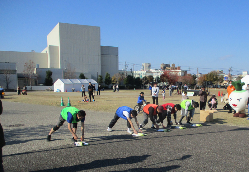 大根を脇に置き、クラウチングでスタンバイしている様子です。