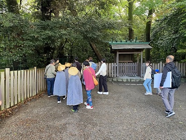 写真:しもちがま神社でお参りする様子