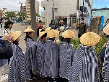 写真:道標の見学の様子