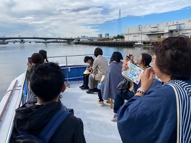写真:船に乗って名古屋港を周遊する様子