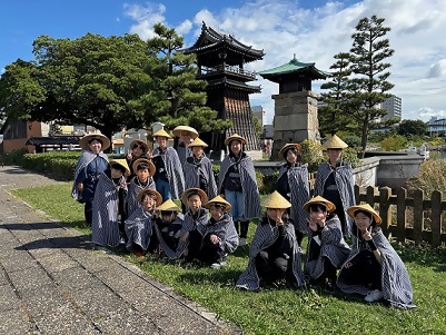 写真:宮の渡しで記念撮影をする様子