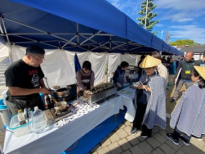 写真:はまぐりの試食の様子