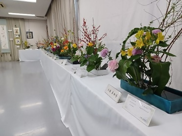 写真：華やかに並んだ生け花の様子