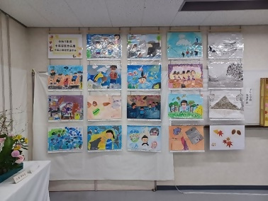 写真：たくさん掲示された小学生の絵画
