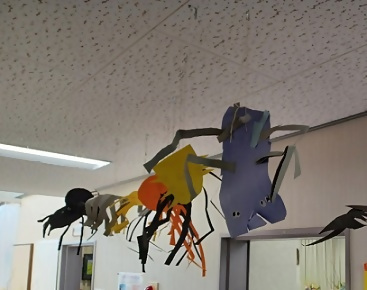 写真：吊り下げられたユニークな作品の様子