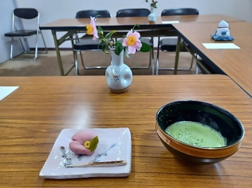 写真：おいしそうなお菓子とお抹茶