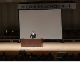 画像：壇上で話をする杉本区長