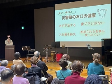 画像：災害時のお口の健康の話をする職員