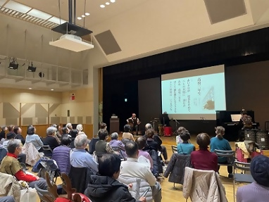 画像：ピアノに合わせて楽しむ皆さんの様子