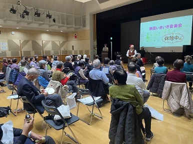 画像：楽器を持って楽しむ皆さんの様子