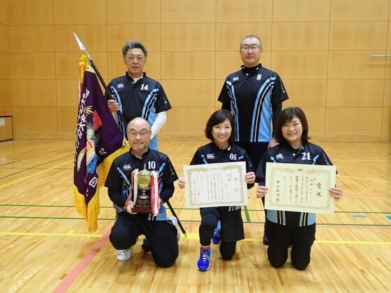 混合の部の優勝チームの写真
