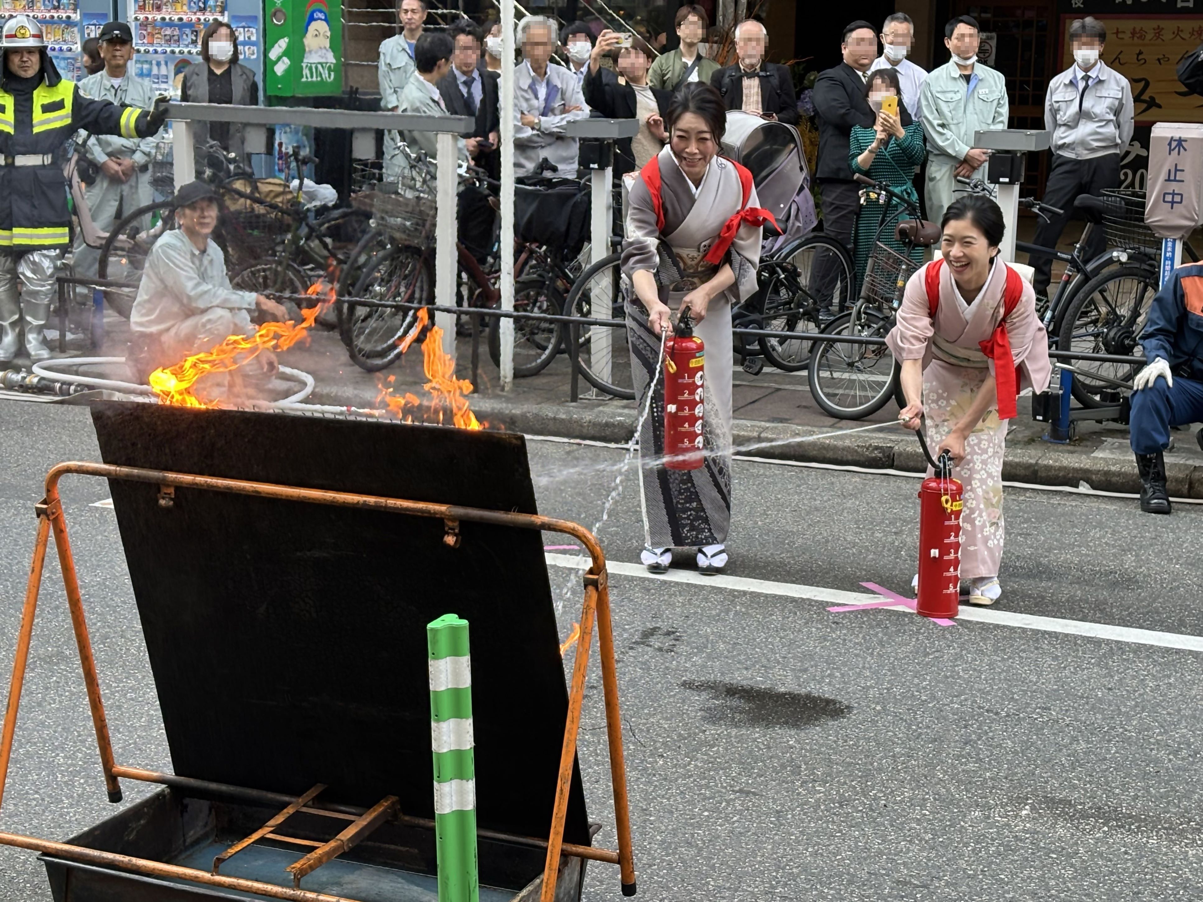 消火訓練をしている写真