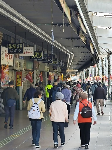 写真：神宮前商店街の様子