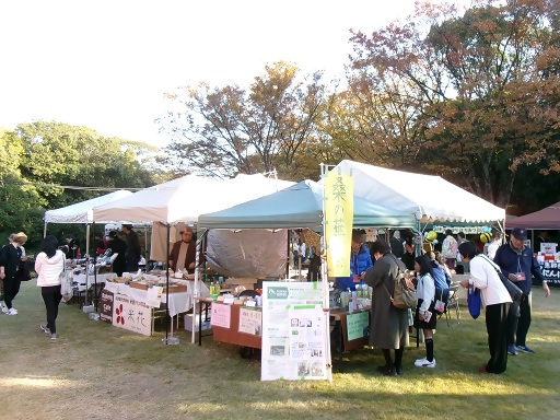 写真：白鳥庭園観楓会の様子1