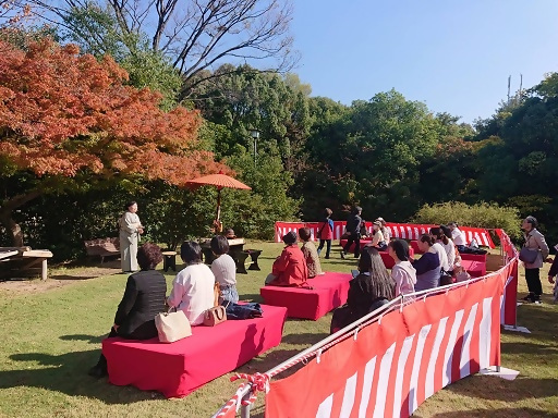 写真：白鳥庭園観楓会の様子2