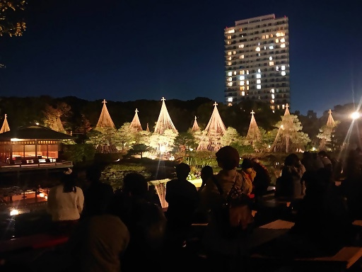 写真：白鳥庭園観楓会の様子3