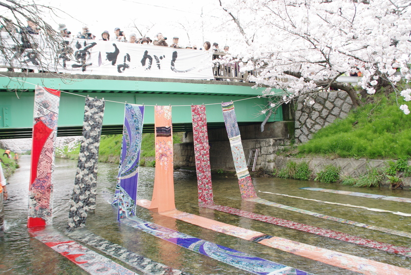 過去の黒川友禅流しの様子
