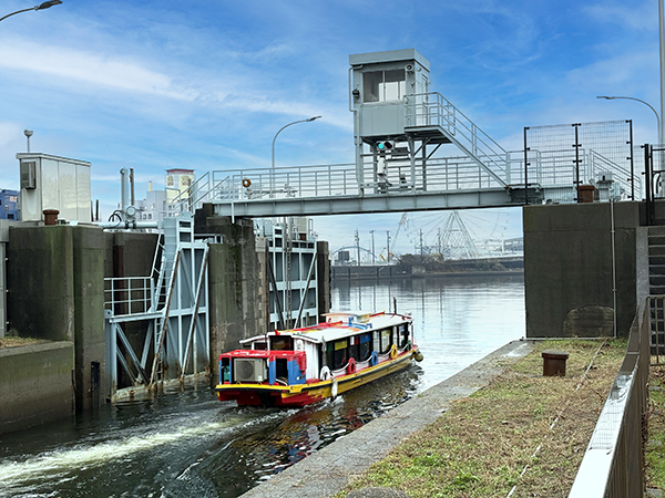 写真：中川口通船門（港区)