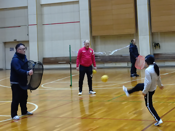 写真：ボールを蹴る練習の様子