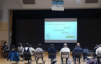 画像：暮らしやすい社会について説明を聞く皆さんの様子