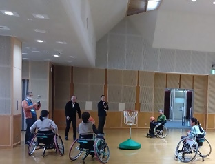 画像：低いかごでバスケを体験する皆さんの様子