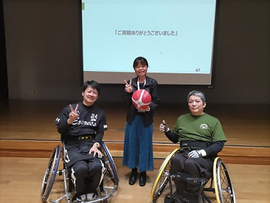 画像：課長補佐と一緒に記念写真を撮る様子