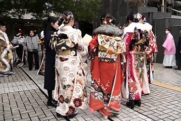 画像:晴れ着姿で集まる新成人