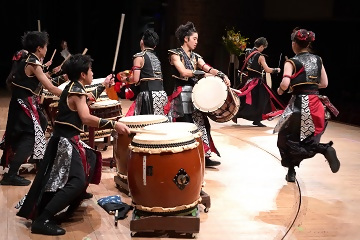 画像:力強い太鼓の演奏の様子