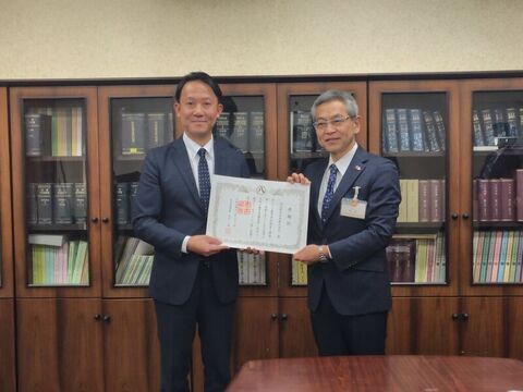 共立電気計器株式会社様への市長感謝状の贈呈風景