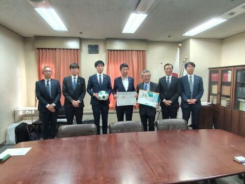 明治安田生命保険相互会社様への市長感謝状の贈呈風景