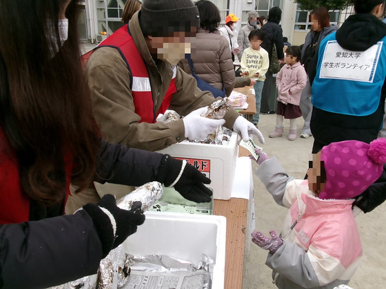 写真：焼きいも受け取る様子