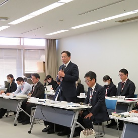 画像：あいさつをする区長の様子